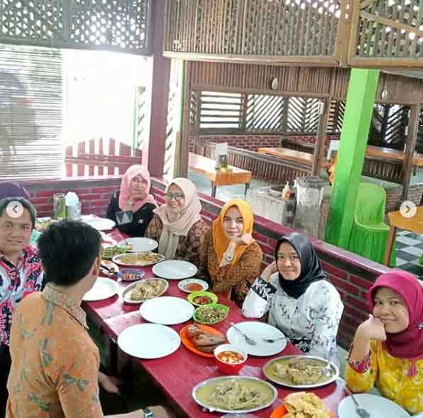 Tempat makan pinggir pantai di anyer