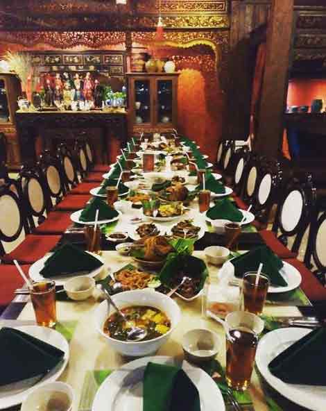 tempat makan hits di surabaya