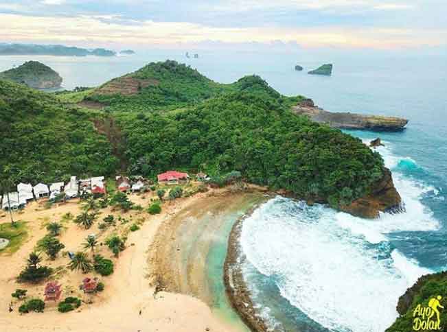 obyek wisata pantai di malang yang murah