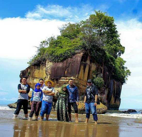 Tempat Wisata Pantai di Bangka yang Menawarkan Panorama Memikat 3 wisata pantai berdaun bangka