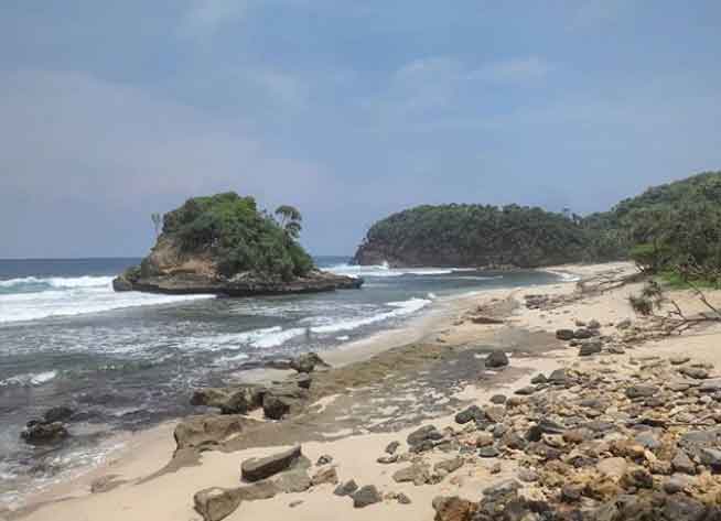 obyek wisata pantai jonggring saloka malang