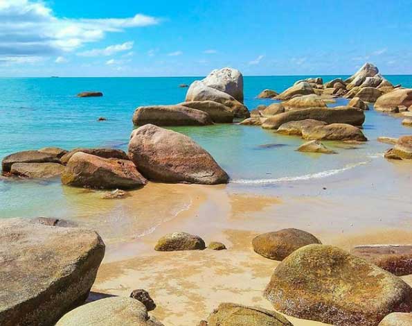 Tempat Wisata Pantai di Bangka yang Menawarkan Panorama Memikat 6 wisata pantai teluk uber bangka