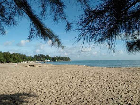 Tempat Wisata Pantai di Bangka yang Menawarkan Panorama Memikat 5 wisata pantai tikus emas bangka