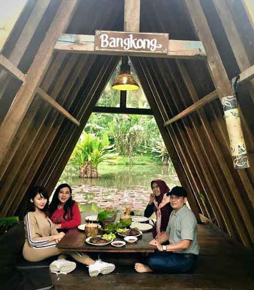  tempat makan romantis di bandung, 