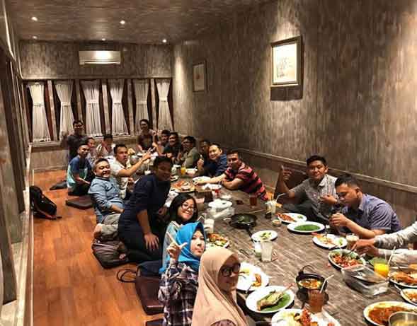 tempat makan lesehan di pelambang