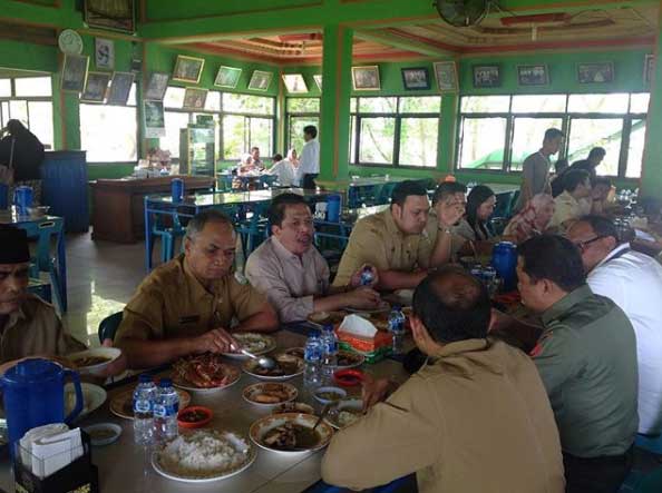 10 Tempat Makan di Banda Aceh yang Bikin Lidah Bergoyang 4 tempat makan enak di aceh