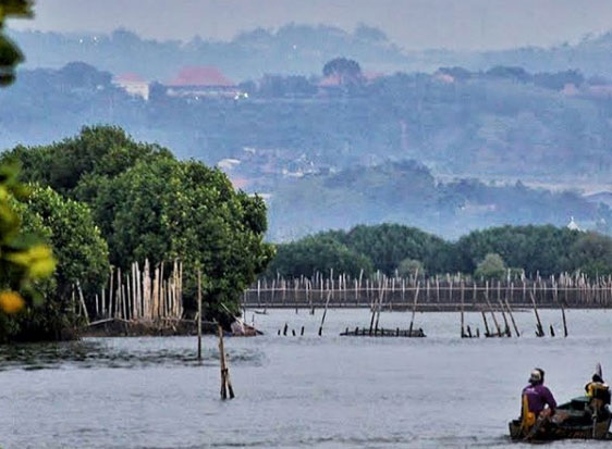 Spot Wisata di pantai tirangan