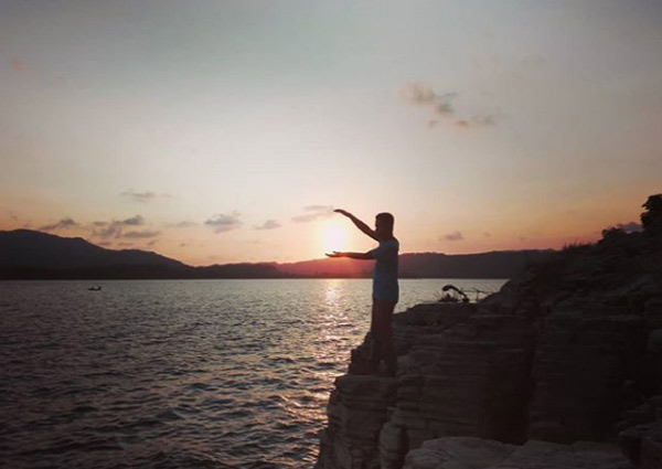 Menikmati Matahari Terbenam di Lubang Sewu Erorejo