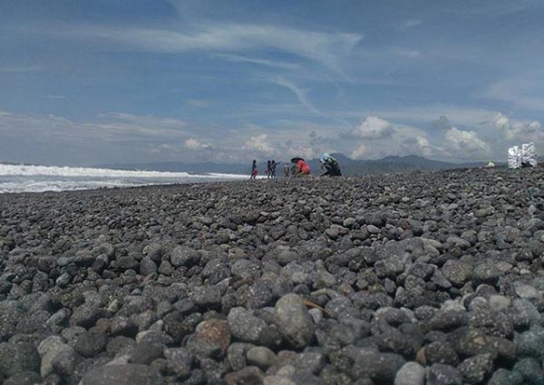Air Laut Yang Biru Jernih pantai bambang