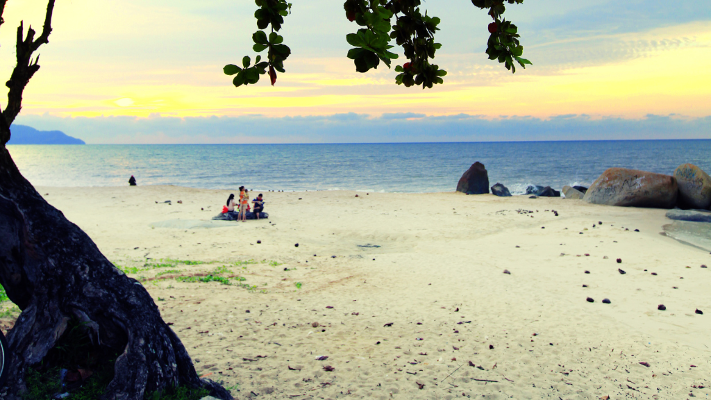 Pantai Pasir Panjang Singkawang Kalimantan Barat - HTM, Fasilitas & 5 Aktivitas Menarik 6 Aktivitas Menarik