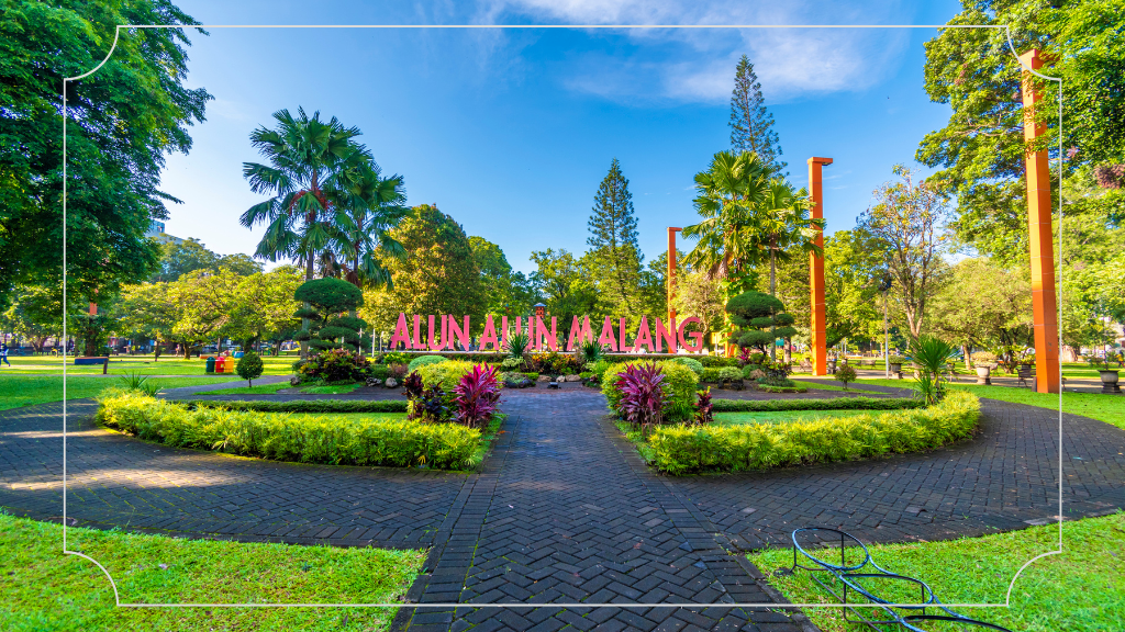 17 Tempat Bagus di Malang yang Tidak Boleh Dilewatkan 8 Alun-Alun Kota Malang