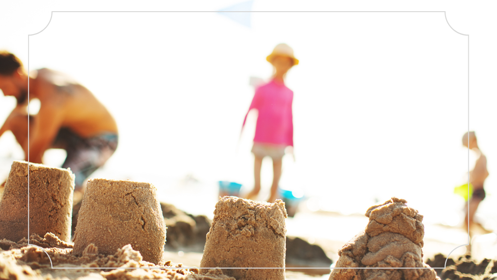 Berenang dan Bermain Pasir