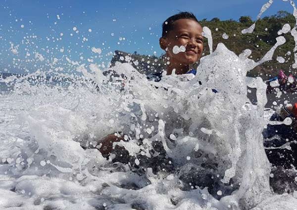 Berenang di tepi batas pantai dampar