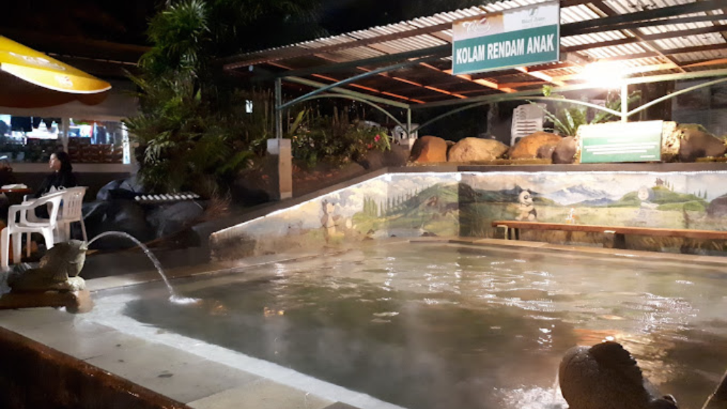 Berendam dengan Air Panas Alami