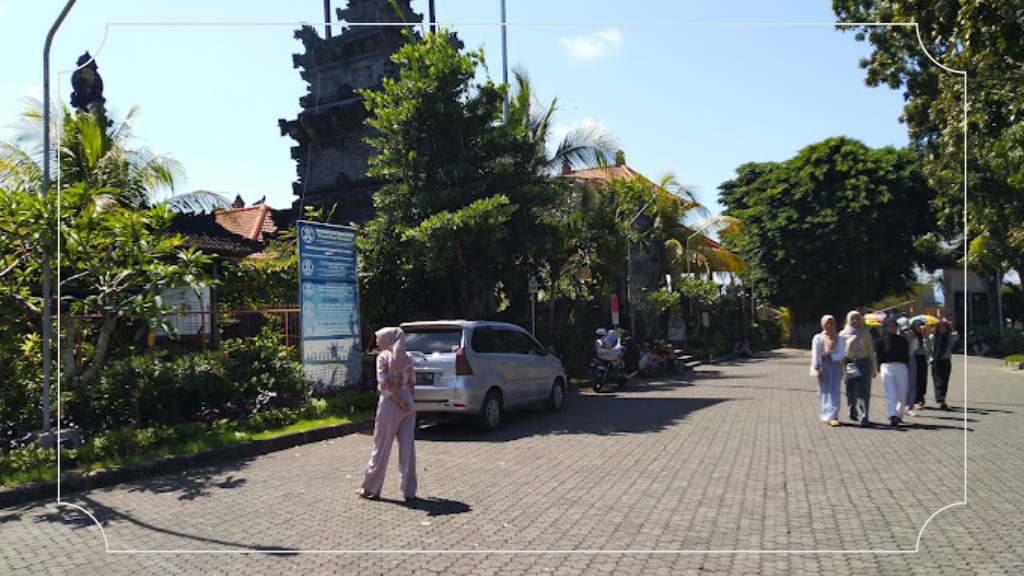 Berfoto Ria di Puja Mandala