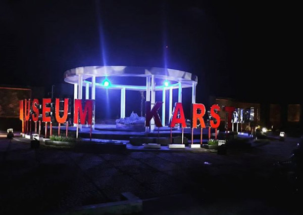 Museum Karst Pilihan Wisata Edukasi di Wonogiri 6 Berfoto di musium karst