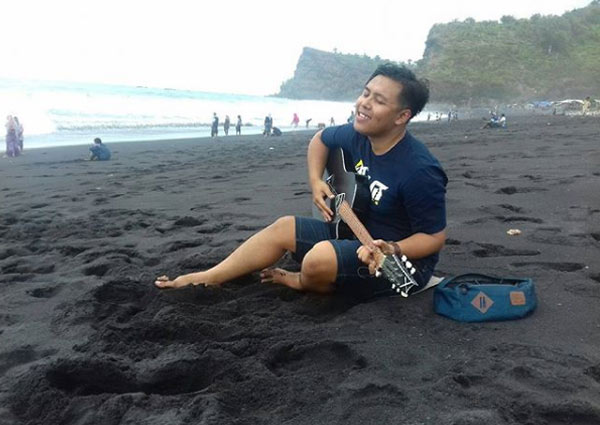 Berjemur dan bermain pasir di pantai dampar