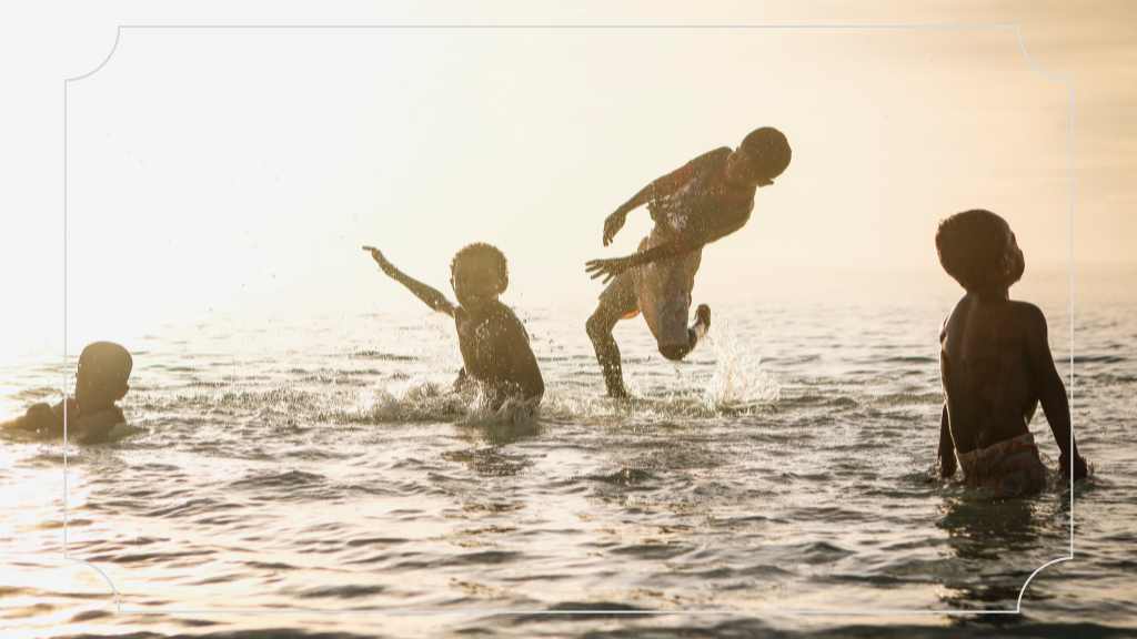 Bermain Air di Tepi Pantai