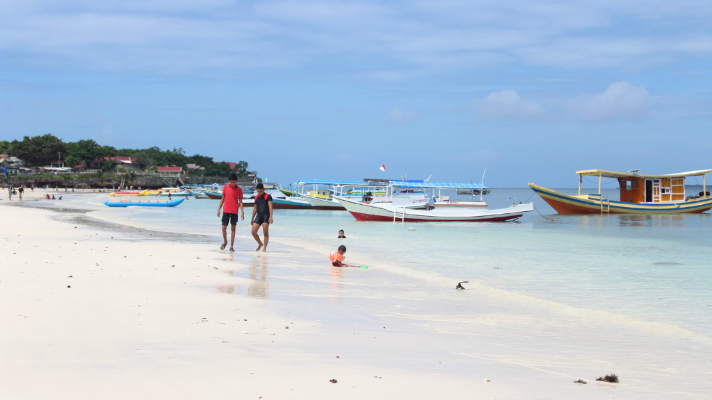 Bermain Air di Tepian Pantai