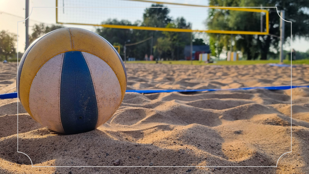Bermain Voli Pantai di Pantai Padang