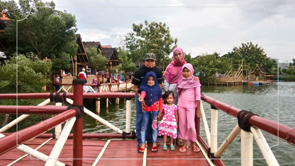 Bersantai Menikmati Keindahan Danau