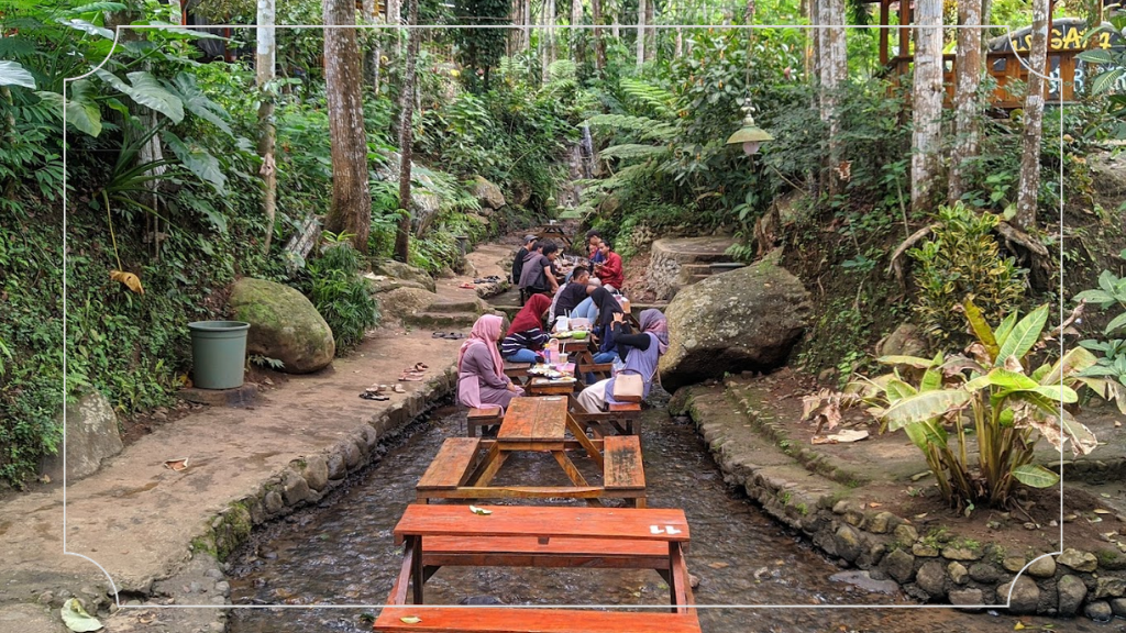 Bersantap di Atas Aliran Air Sungai Wana Wisata Sumber Biru