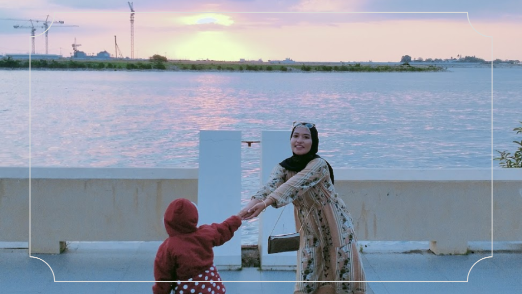 Duduk Santai di Tepi Pantai