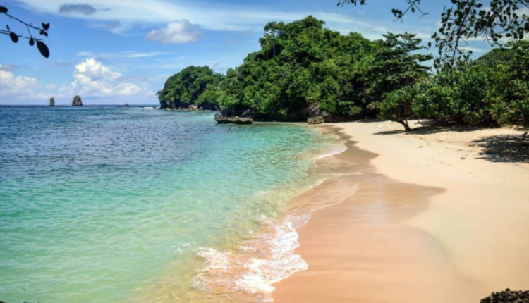 Fakta Unik Pantai Tiga Warna