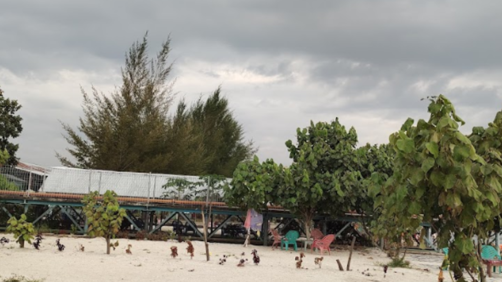 Pantai Pasir Putih Parparean - Harga Tiket Masuk, Fasilitas & Daya Tarik 7 Fasilitas Pantai Pasir Putih Parparean