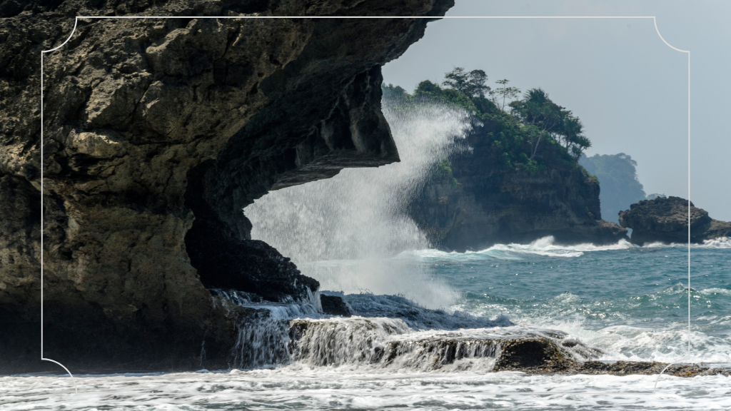 Gelombang di Pantai Madasari