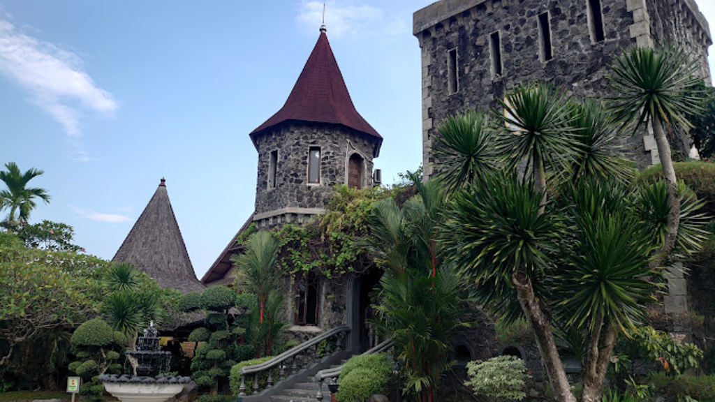 Gubug Makan Mang Engking Soragan Castle