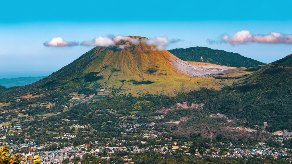Tempat Wisata di Tomohon - Menikmati Keindahan Alam yang Ajaib 11 Gunung Mahawu