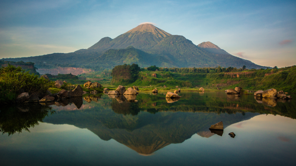22 Tempat Wisata di Jawa Timur yang Tidak Boleh Dilewatkan! 14 Gunung Penanggungan Mojokerto