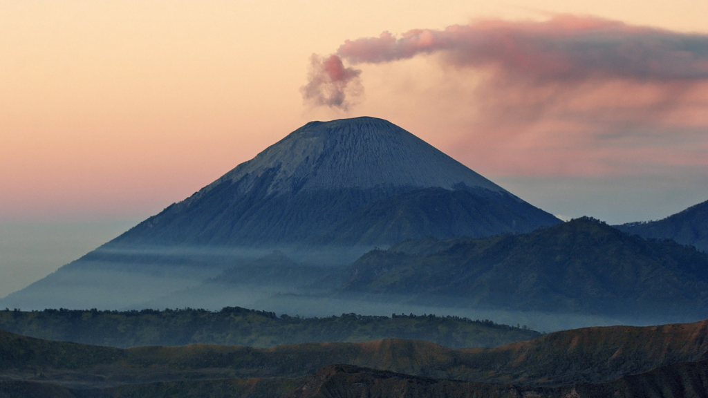 22 Tempat Wisata di Jawa Timur yang Tidak Boleh Dilewatkan! 11 Gunung Semeru Lumajang
