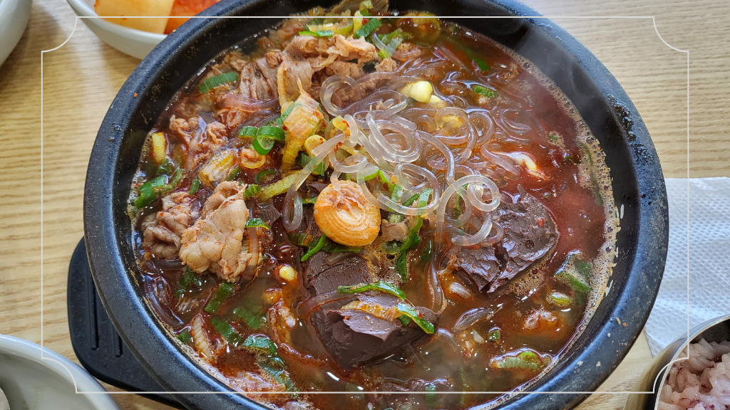 25 Makanan Khas Korea yang Populer di Indonesia 19 Haejangguk