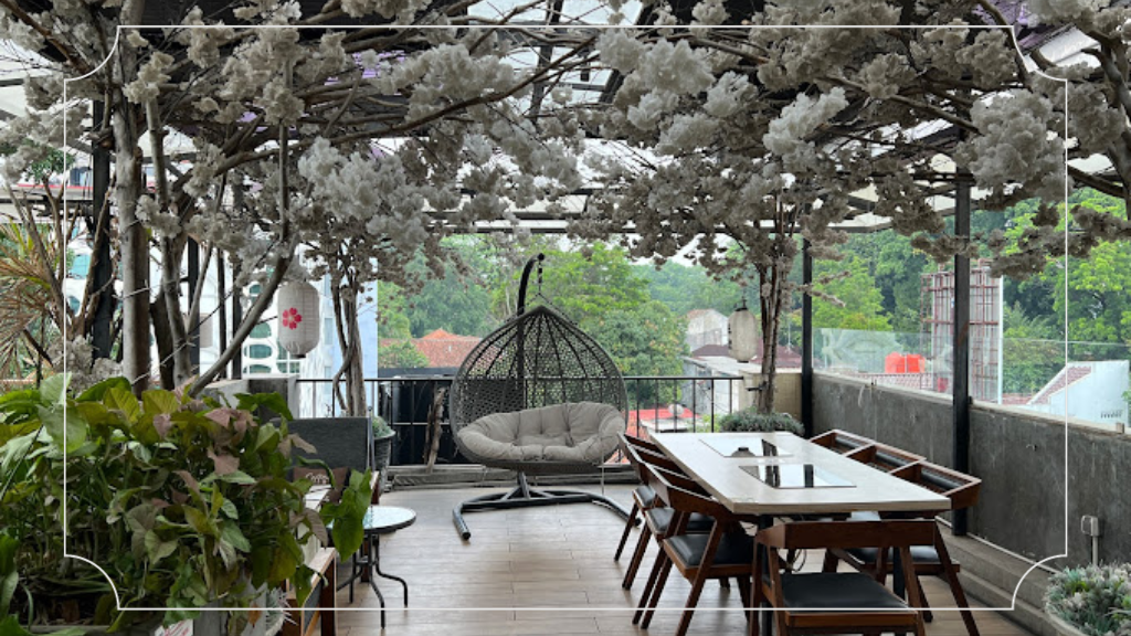 12 Cafe Instagramable di Bandung yang Tidak Boleh Dilewatkan 11 Hanami Cafe & Sky Lounge