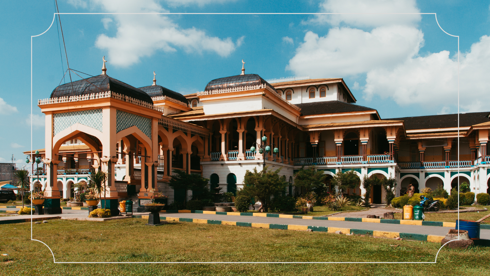 Tempat Wisata Medan Istana Maimun