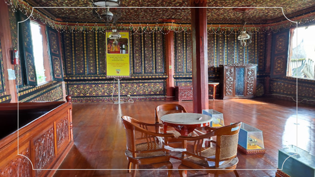 Istano Rajo Basa Pagaruyung - Sejarah, Harga Tiket Masuk & Daya Tarik 4 Jam Operasional