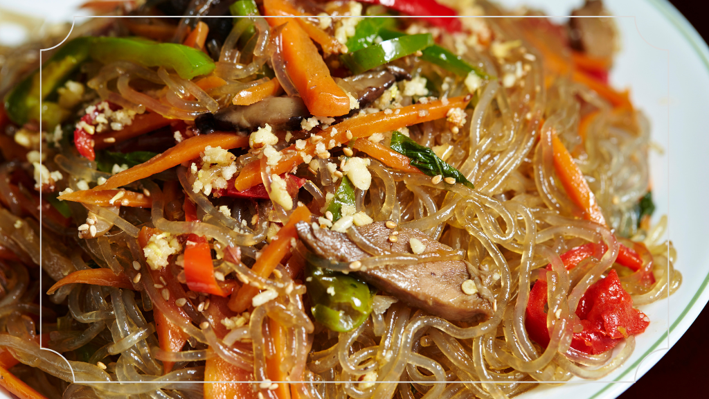 25 Makanan Khas Korea yang Populer di Indonesia 8 Japchae