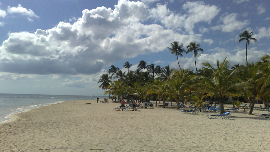 Pantai Pasir Putih Parparean - Harga Tiket Masuk, Fasilitas & Daya Tarik 3 Jelajahi Pantai