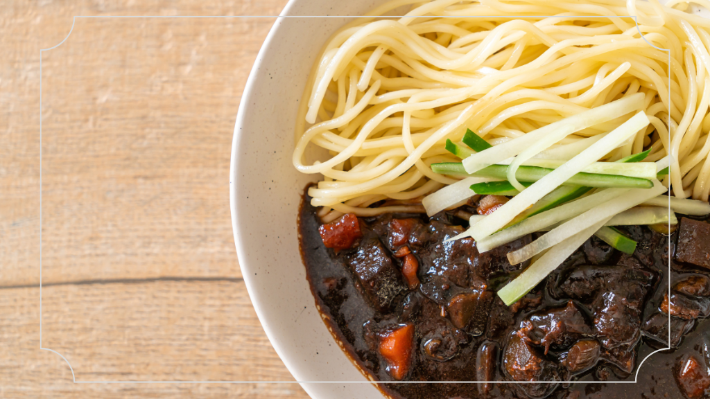 25 Makanan Khas Korea yang Populer di Indonesia 7 Jjajangmyeon