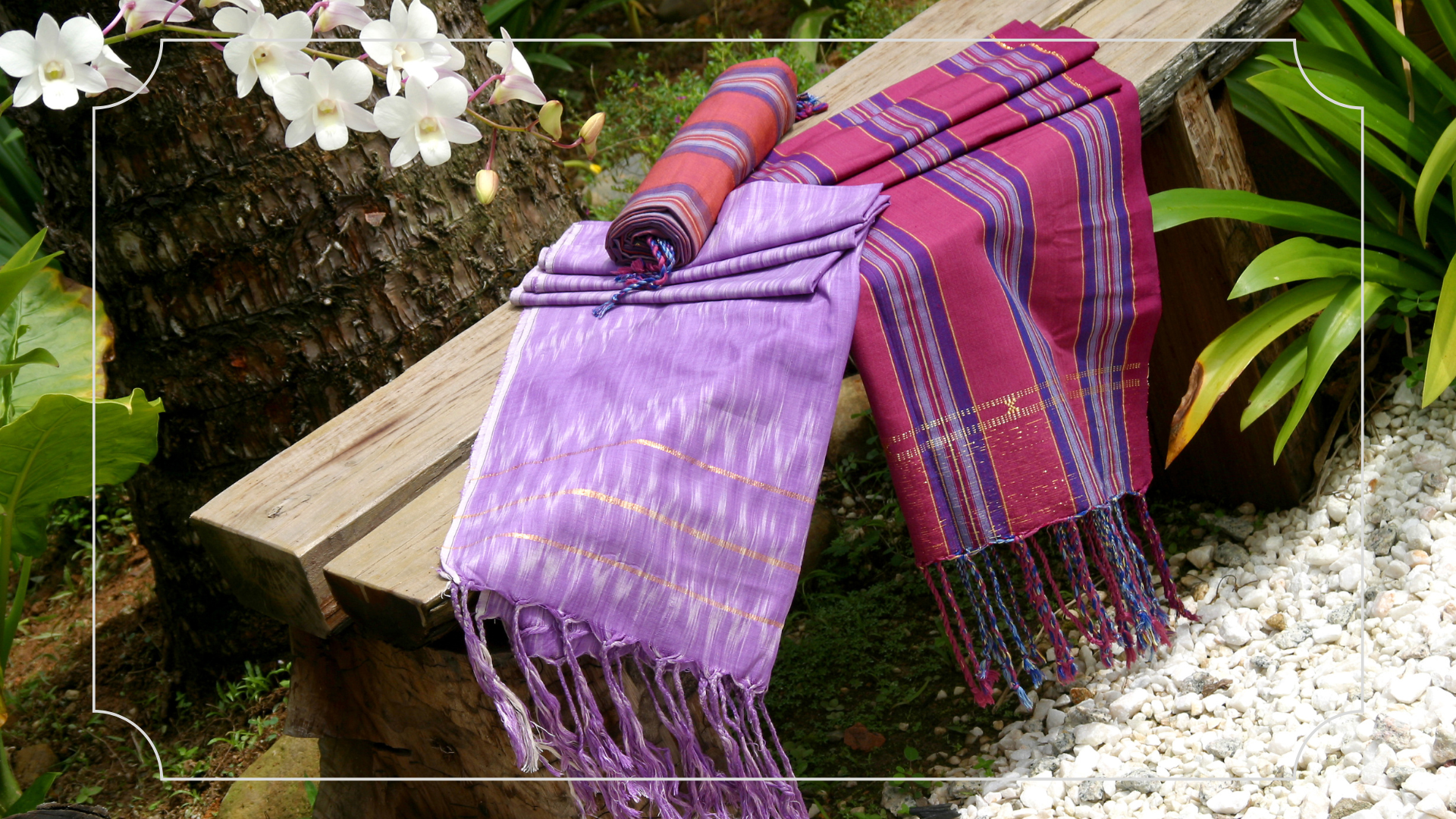 Oleh Oleh Khas Makassar: Nikmati Kelezatan dan Keunikan Kuliner Sulawesi Selatan 2 Oleh Oleh Khas Makassar Kain Tenun Sengkang