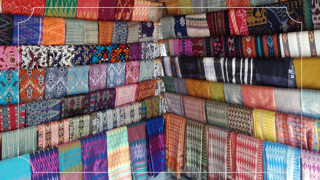 14 Oleh-Oleh Khas Lombok yang Harus Kamu Beli! 5 Kain Tenun