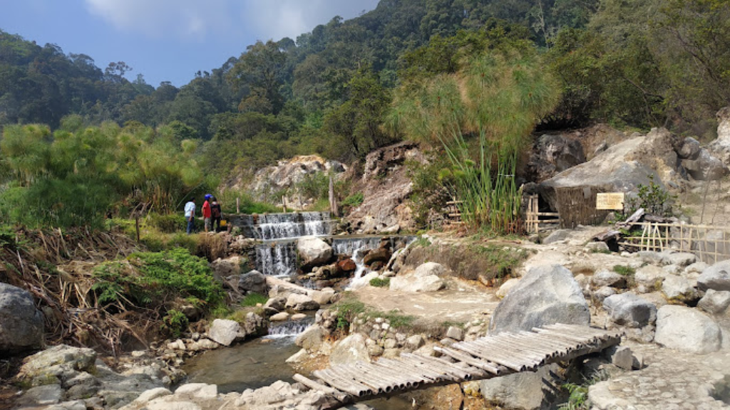 Tempat Wisata di Ciwidey: Surga Wisata Alam yang Perlu Kamu Kunjungi 7 Kawah Cibuni Rengganis