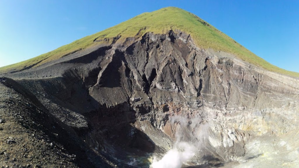 Tempat Wisata di Tomohon - Menikmati Keindahan Alam yang Ajaib 9 Kawah Gunung Lokon
