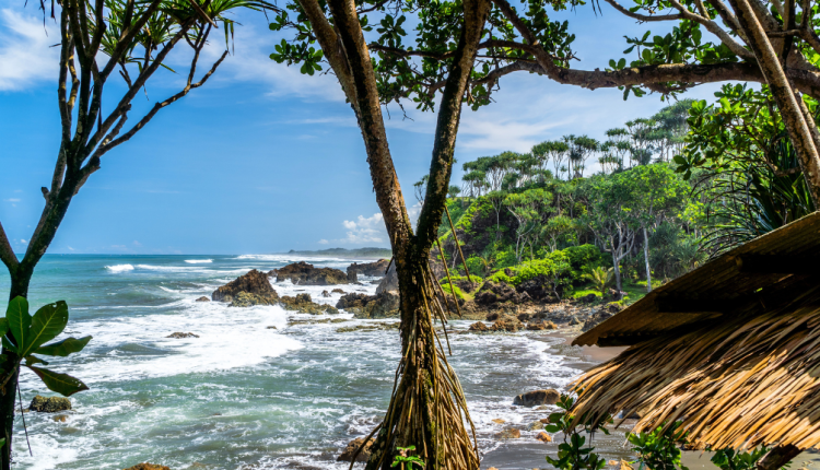Keelokan Pantai Karang Tawulan yang Mengagumkan di Tasikmalaya