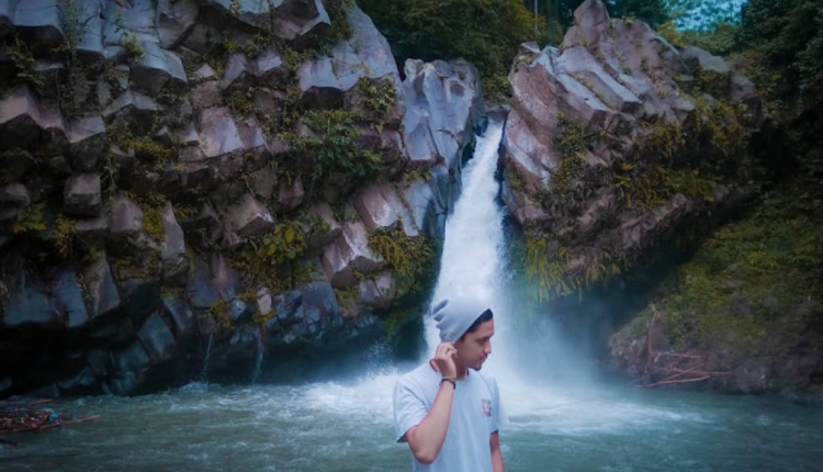 Keindahan Air Terjun Way Lalaan yang Memukau