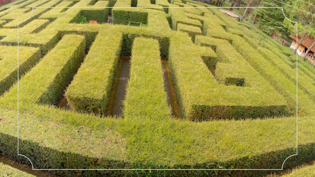 Tentang Keindahan Taman Labirin Coban Rondo