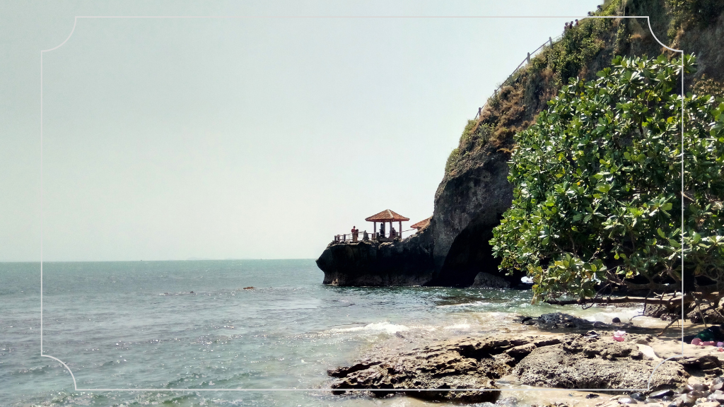 Keindahan Panorama Pantai Karang Bolong