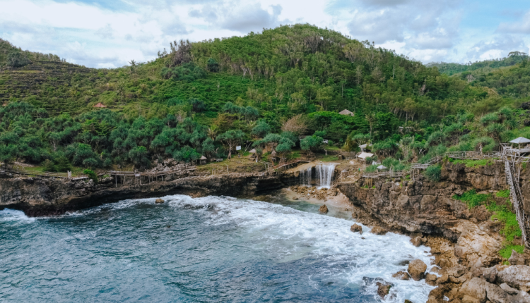 Keindahan Pantai Jogan dan Air Terjun Eksotisnya di Jogja